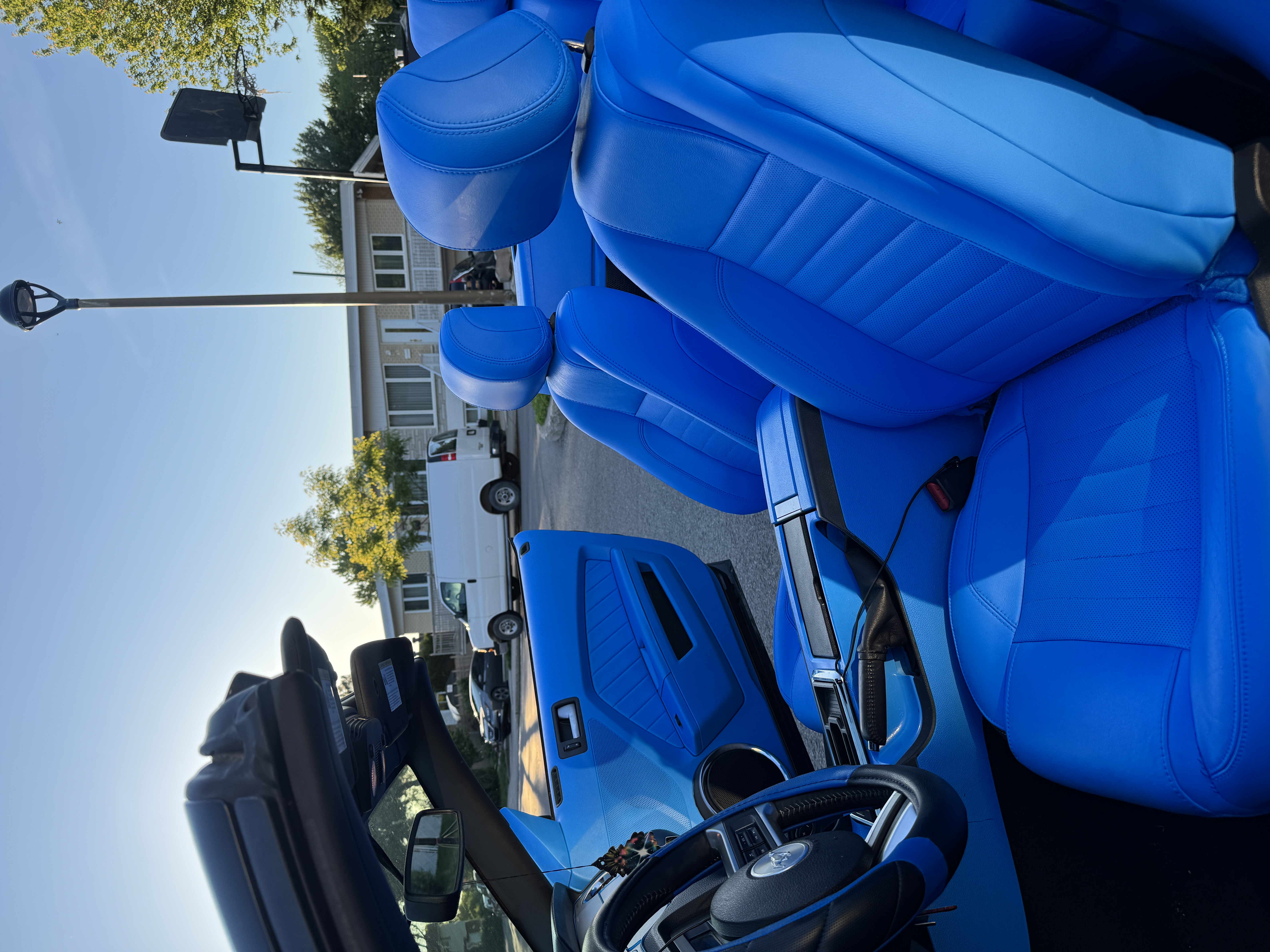 Intérieur de Ford Mustang décapotable recouvert en cuir bleu personnalisé