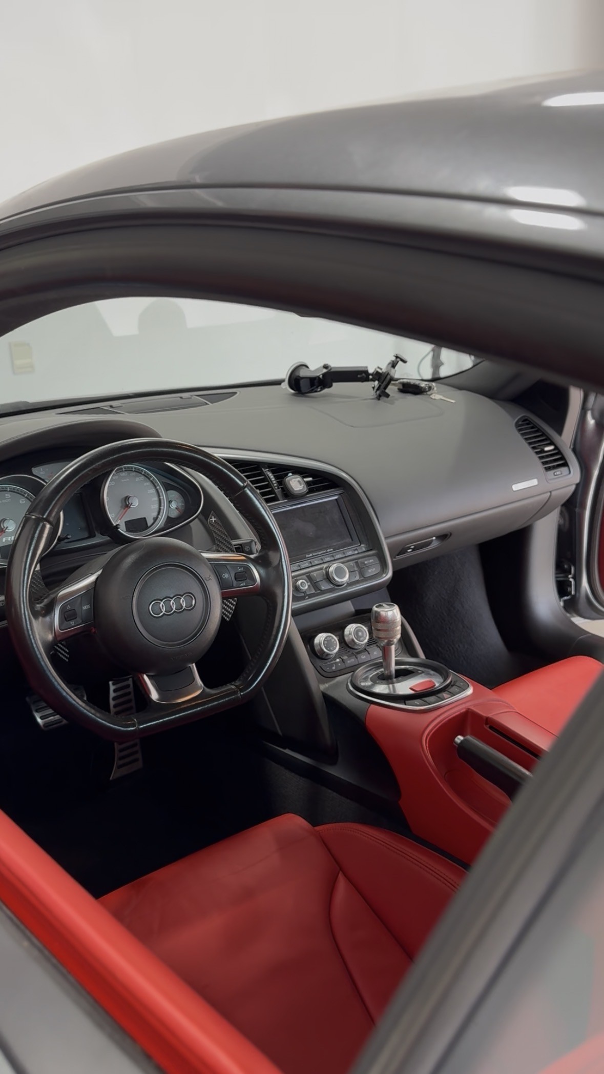 Poste de conduite de l'Audi R8 avec console centrale rouge