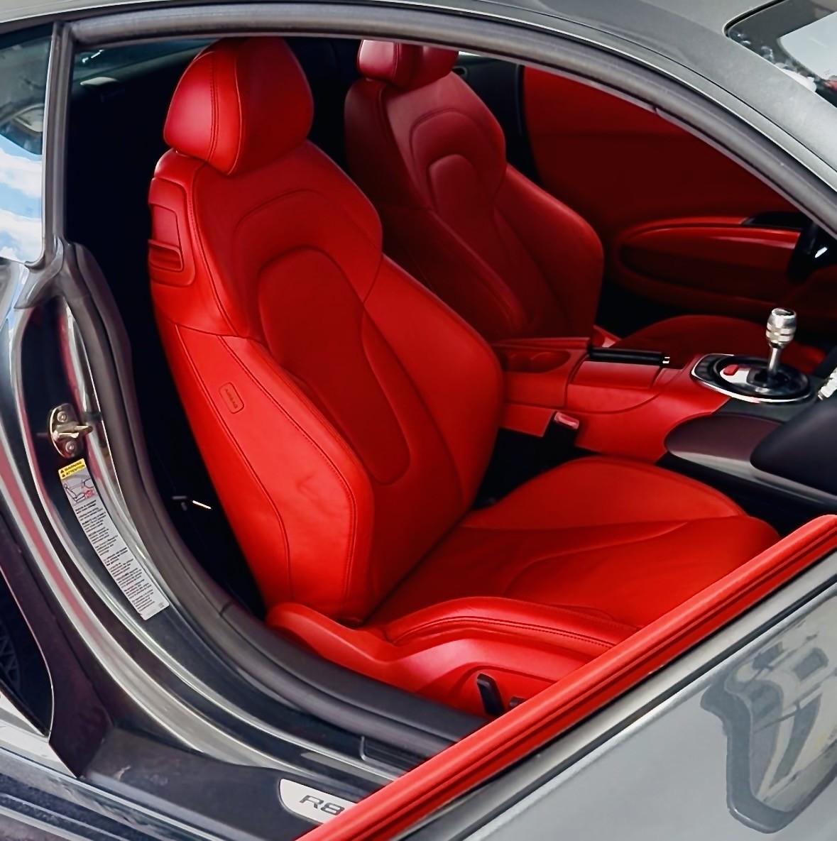 Audi R8 — sièges baquets rouges